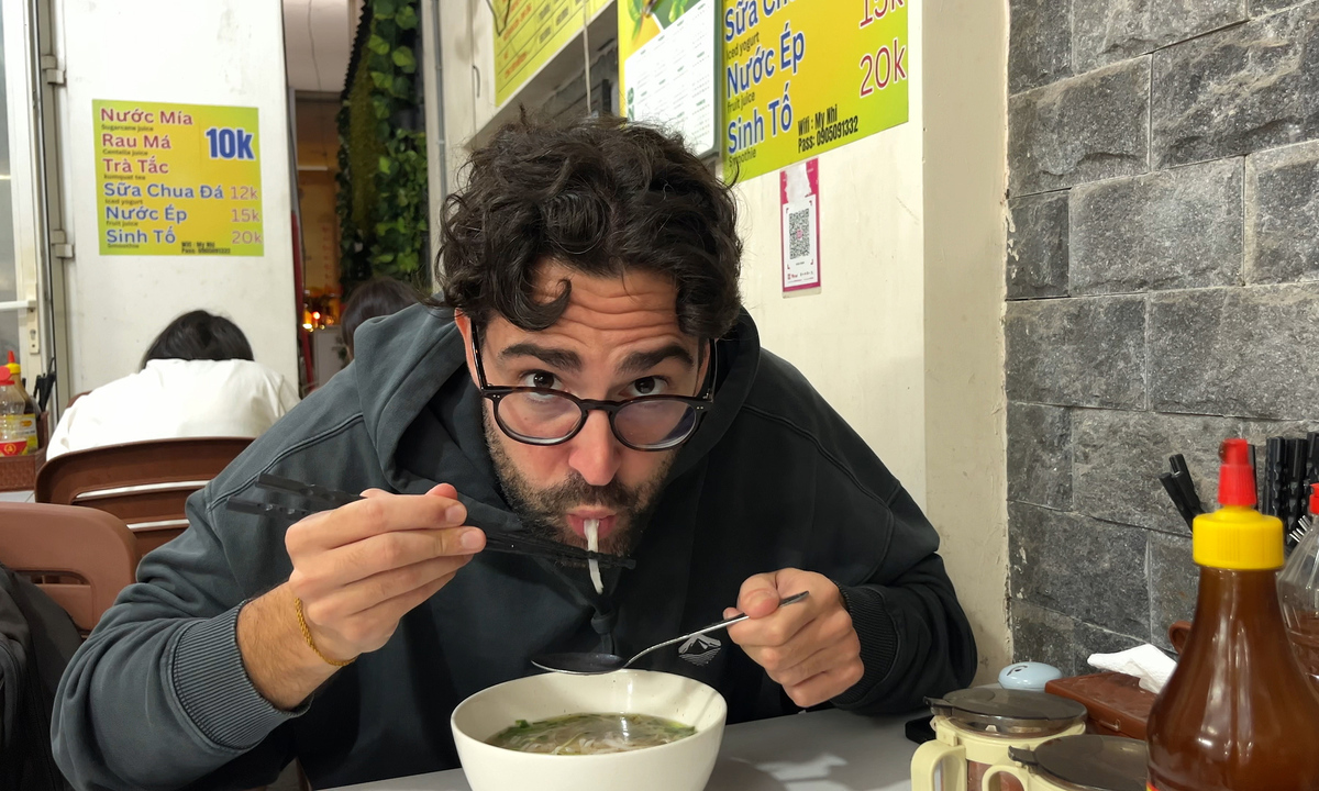 Foreigners Hooked on Vietnam's Street Breakfasts, Overwhelmed by Choices