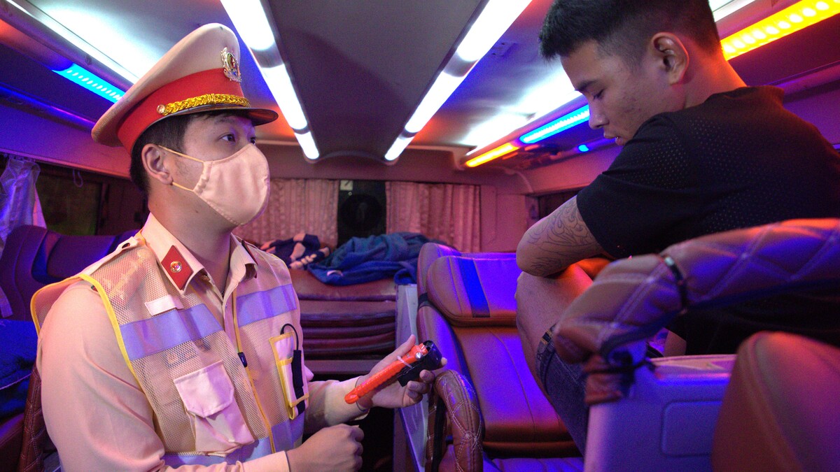 Vietnam's Bus Passengers Face Confusion Over Mandatory Escape Tools