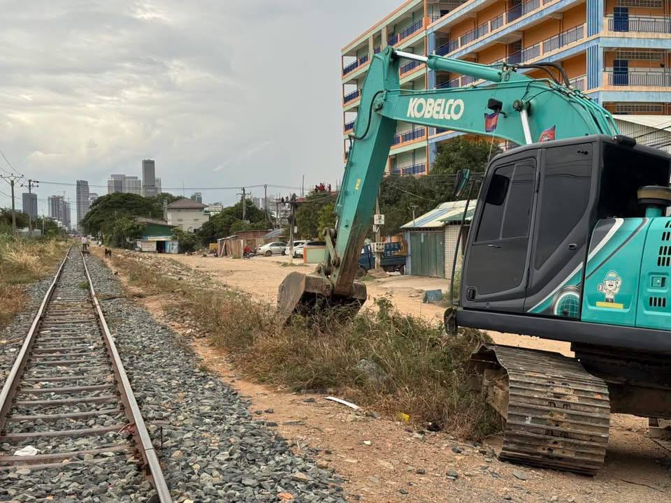 Phnom Penh Authorities Clean Up Railway Line Debris Amid Resident Calls for Prevention
