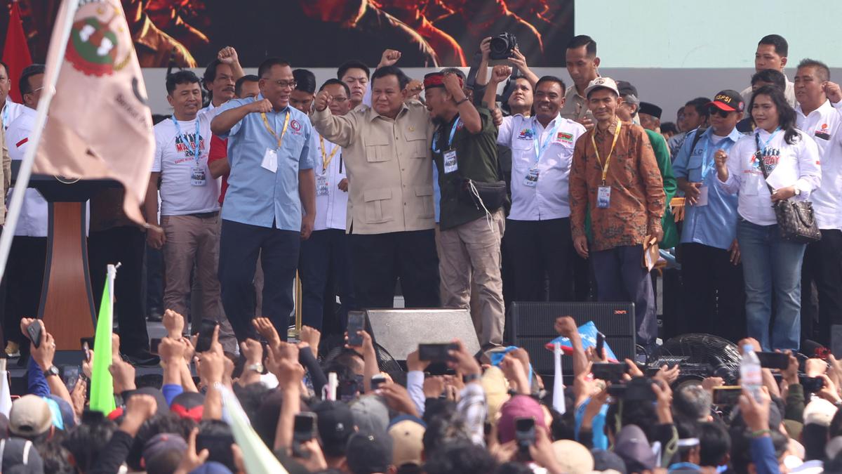 プラボウォ大統領、メーデーで異例のパフォーマンス – 国民に寄り添う姿勢をアピール