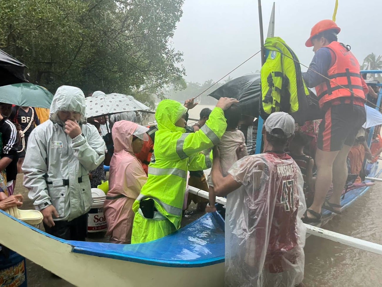 豪雨で173人避難、ミンドロ島アブラ・デ・イログ