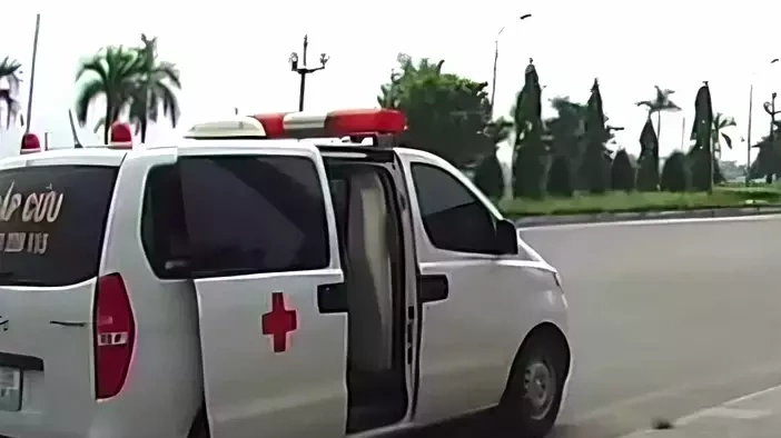 Ambulance Service Scam Exposed in Vietnam: Family Charged Exorbitantly for Critical Patient Transport