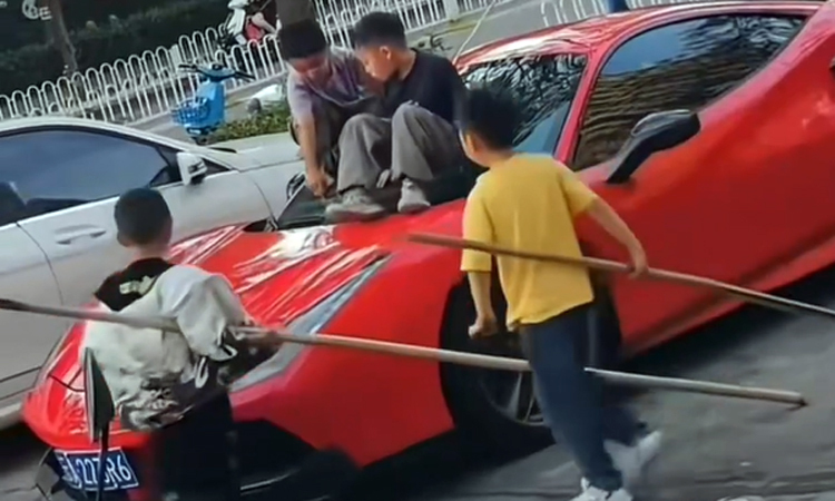 Boys Use $530,000 Ferrari as Slide in China, Parents Offer $735 for Repairs
