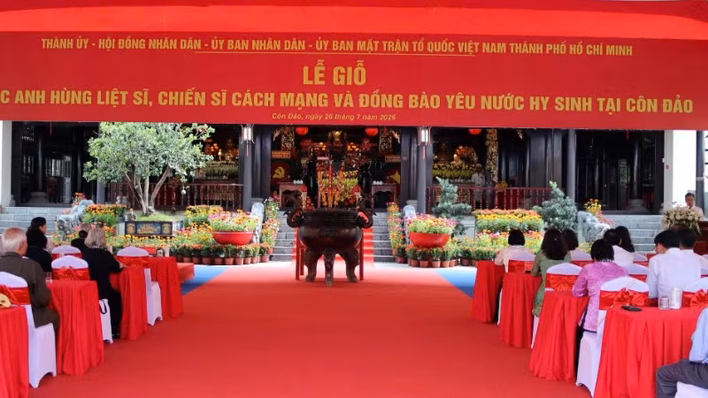 Con Dao Commemorates Heroes and Patriots with Solemn Ceremony