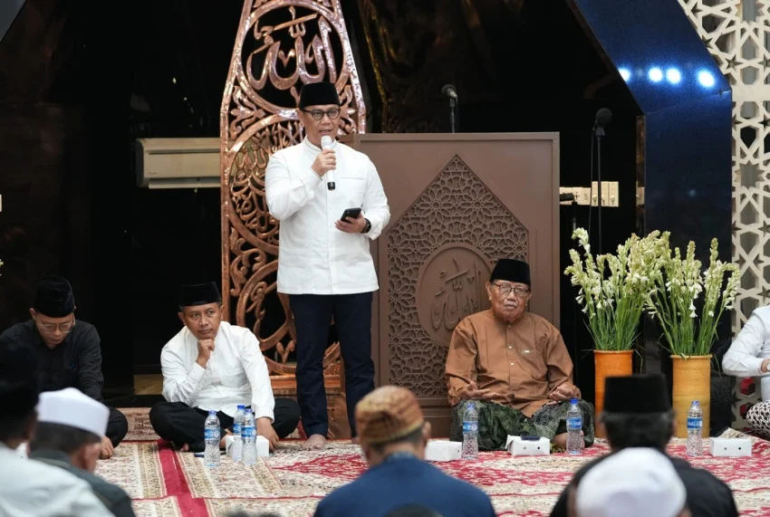 Megawati Remembers First Husband with Flower Laying and Tahlil