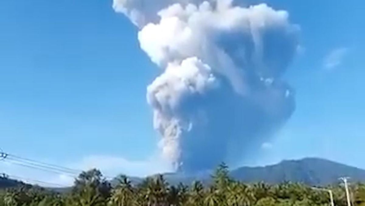 北マルク州ドゥコノ山で噴火発生、外国人登山客2名が死亡