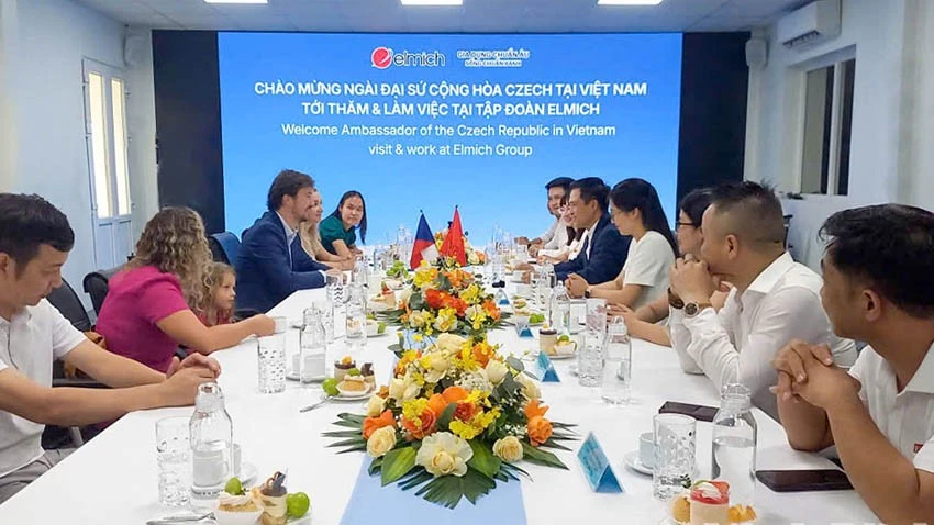 Czech Ambassador Visits Elmich Vietnam Factory, Eyes Strengthened Bilateral Ties