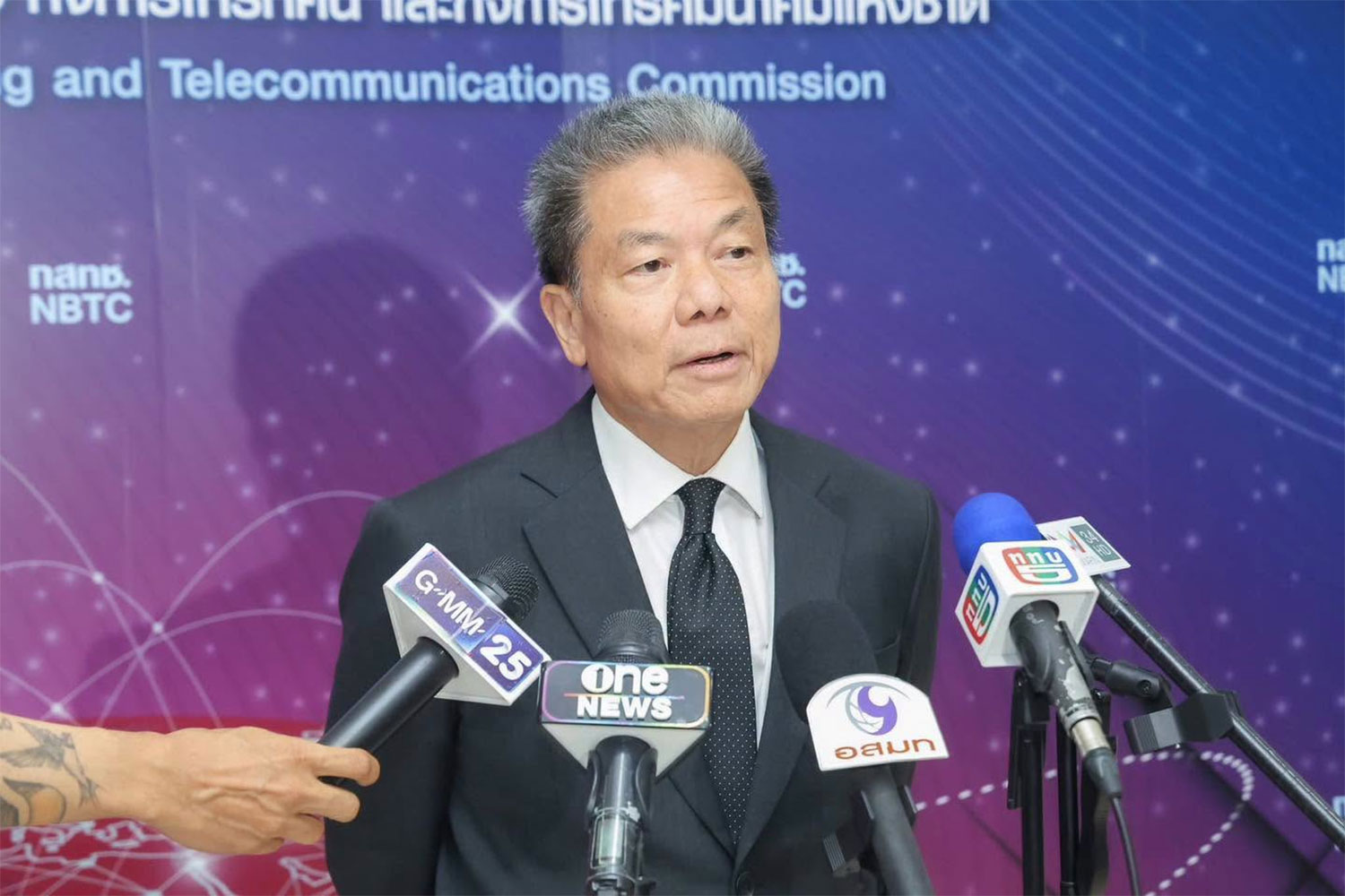 タイ通信規制委員長、兼業禁止違反で失職の公算大