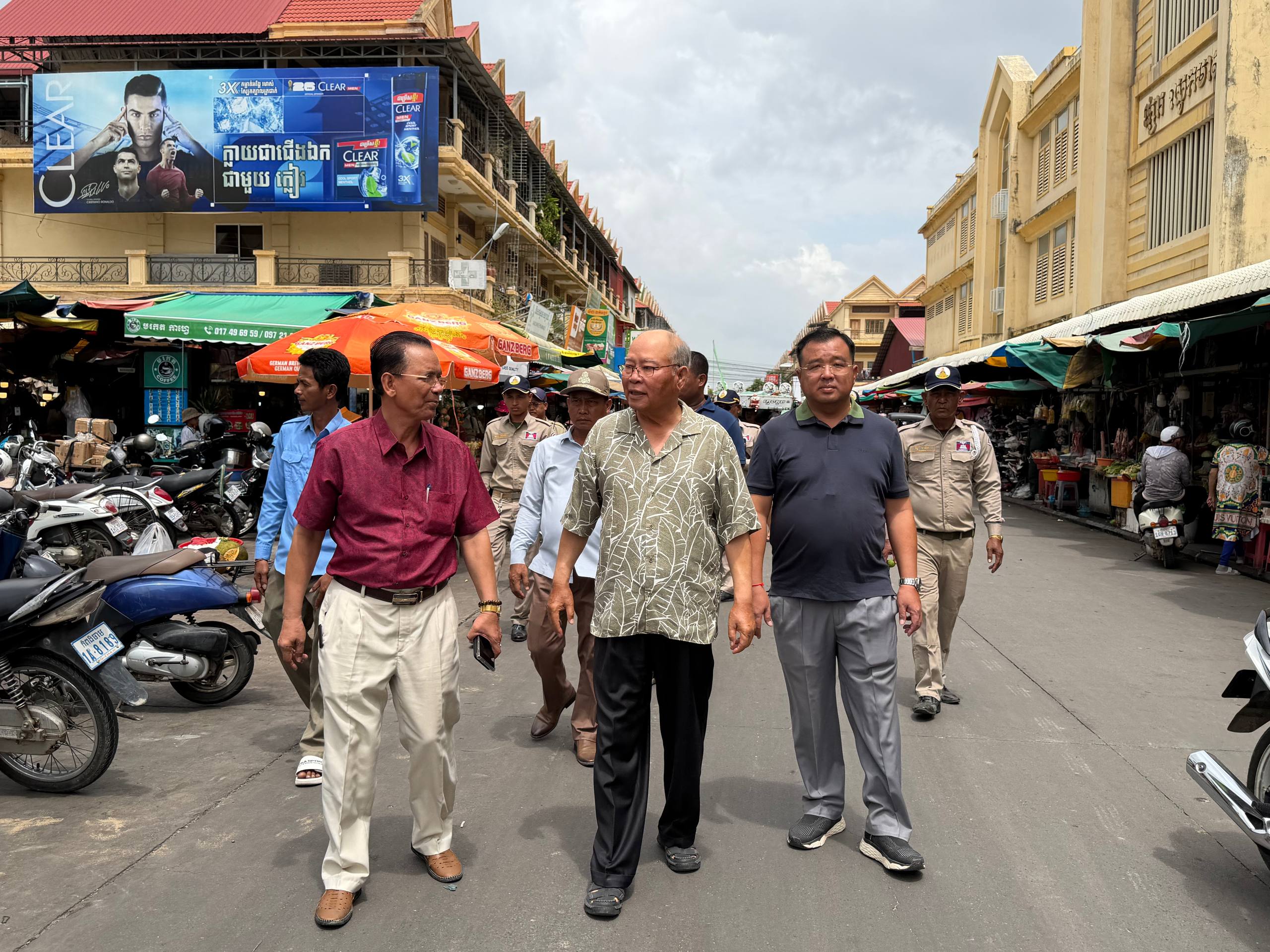 Cambodian Lawmaker Visits Phnom Penh Market Vendors, Listens to Residents' Concerns