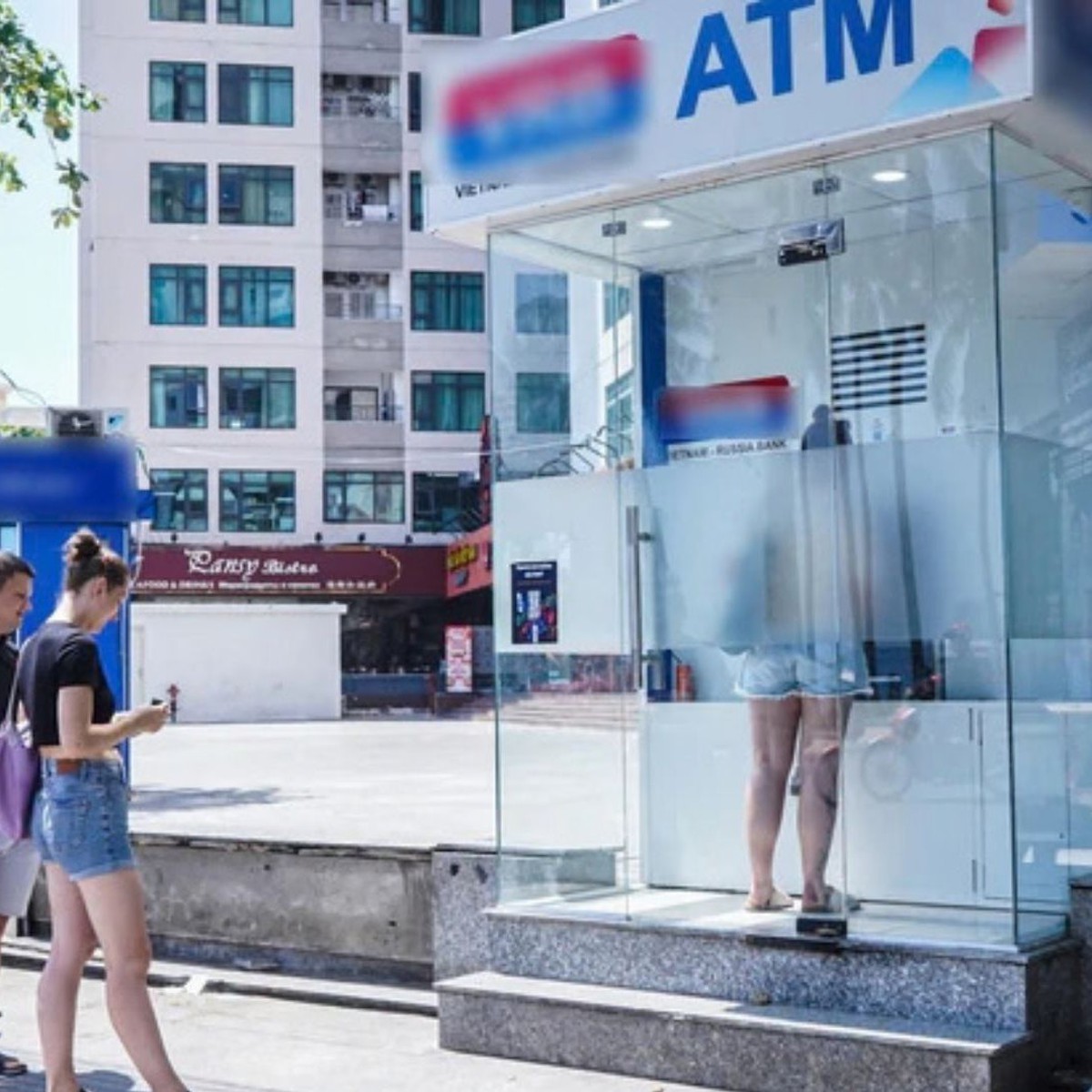 Nha Trang ATMs See Long Queues of Russian Tourists: Impact of Ruble Payment Difficulties?