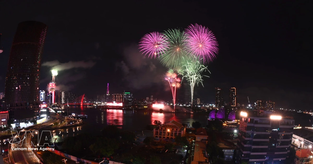 ホーチミン市、名称変更50周年を祝賀花火で彩る