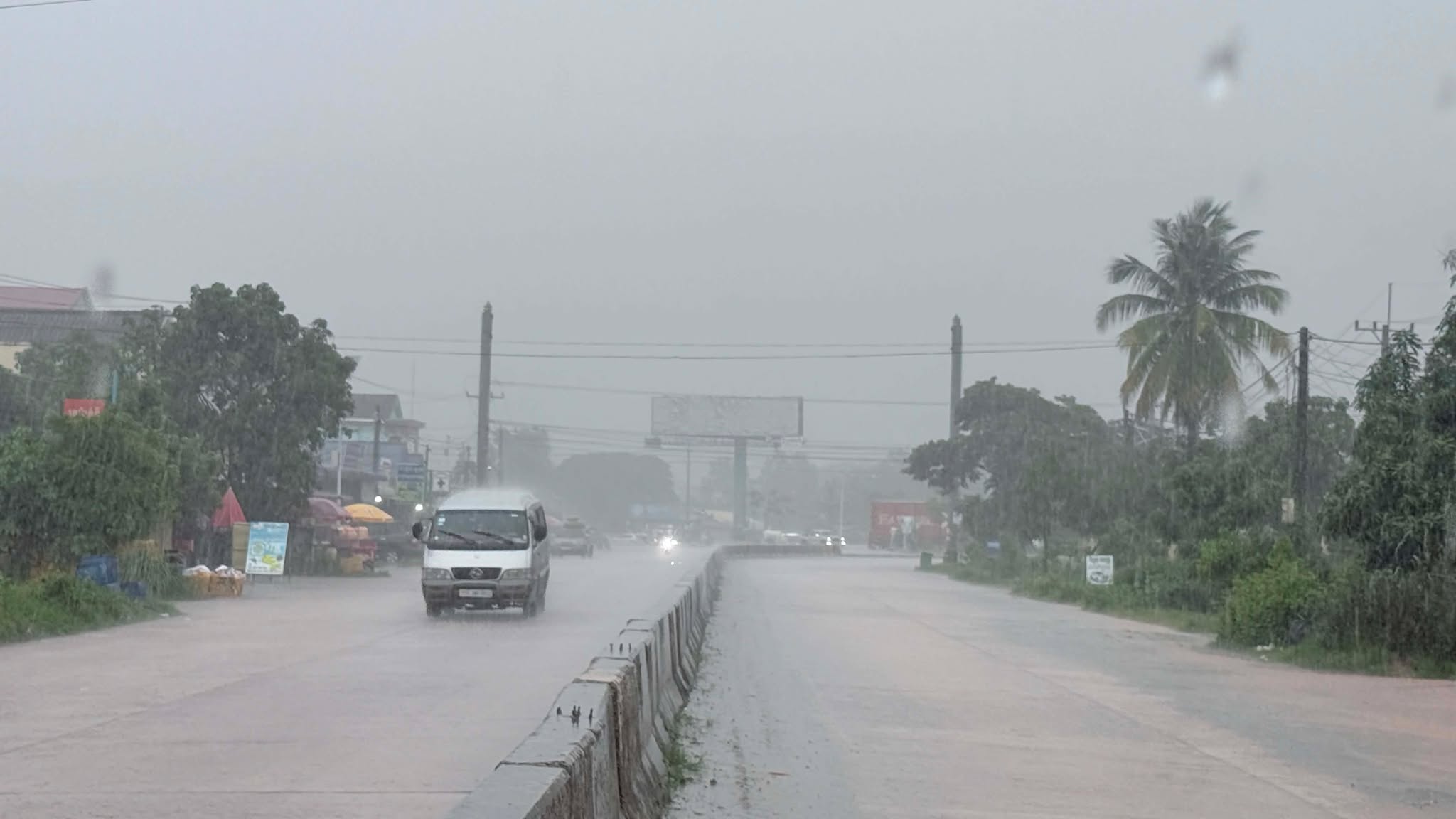 カンボジア・プレアヴィヒア州、豪雨と雷に注意喚起