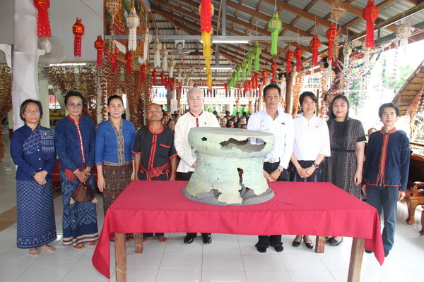 Citizen Rewarded 200,000 Baht for Returning 2,000-Year-Old Bronze Drum