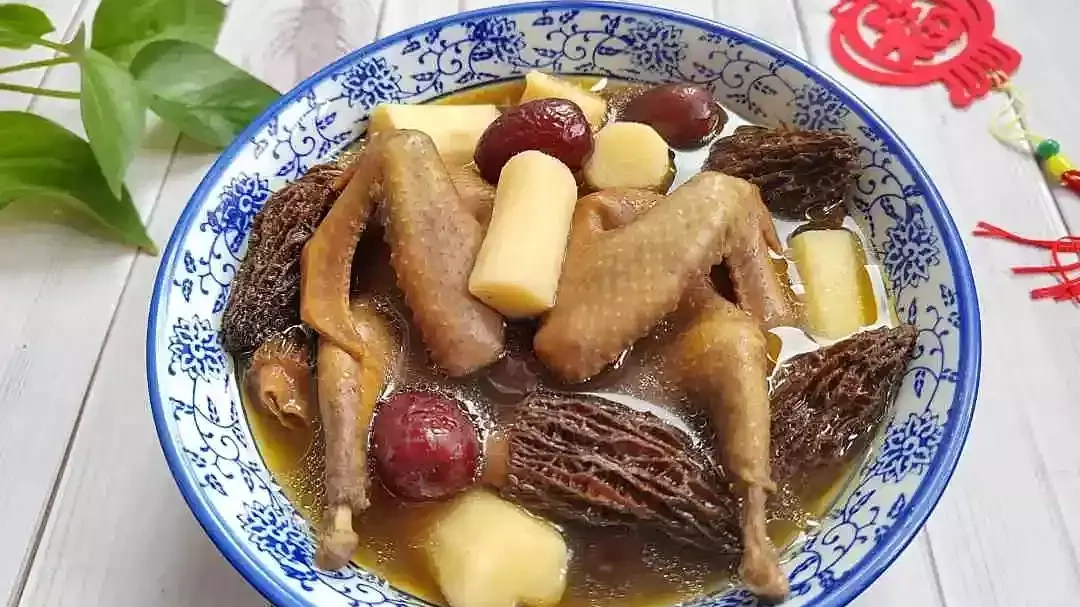 ベトナム伝統薬膳:脳疲労回復に効果的な鳩肉と漢方薬のスープ