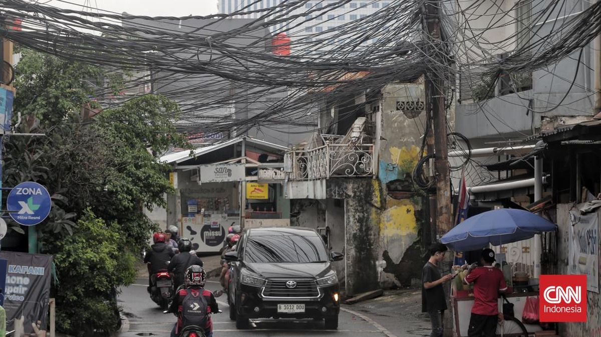Jakarta Aims to Eliminate Tangled Wires in 5 Years: Governor's Target for Urban Landscape Overhaul