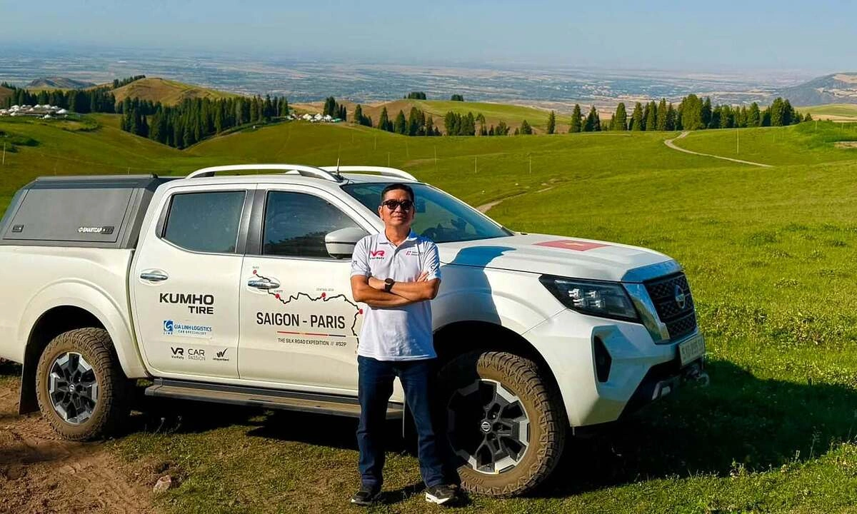 Vietnamese adventurers complete 68-day, 22,000km road trip from Hanoi to Paris