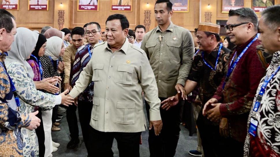 Prabowo Urges Academics to Collaborate on National Problem-Solving