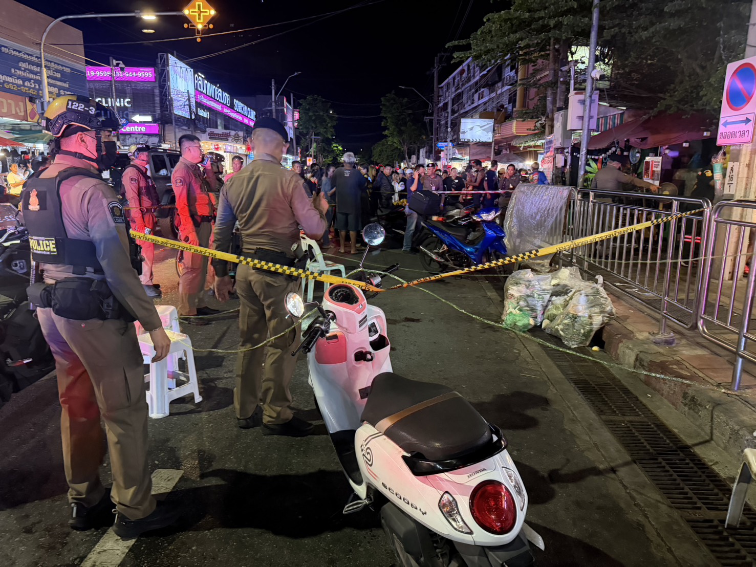 バンコクで警官がタクシー運転手殺傷、料金トラブルか