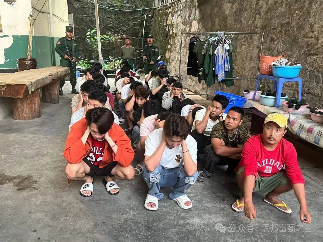 「0」グループとマイラグループが共同で逮捕した中国人10人が中国に移送された