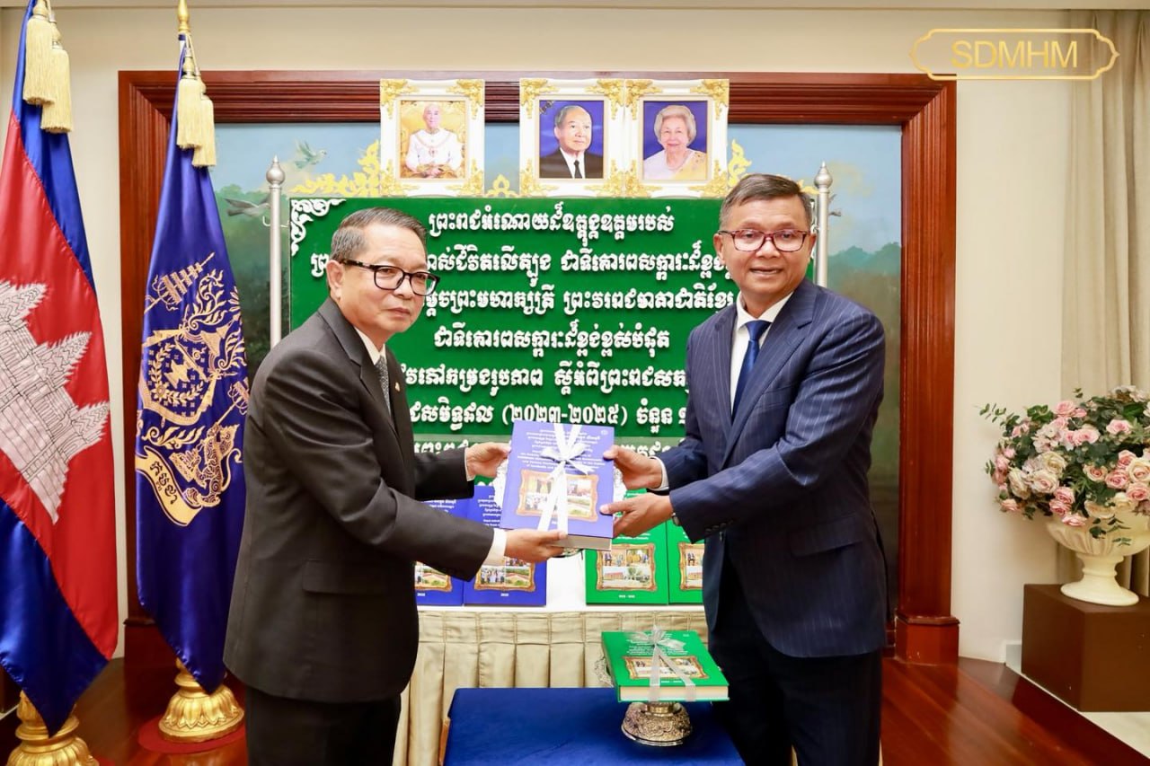 Royal Palace Donates Photo Books on Royal Achievements to Cambodia’s Education Ministry