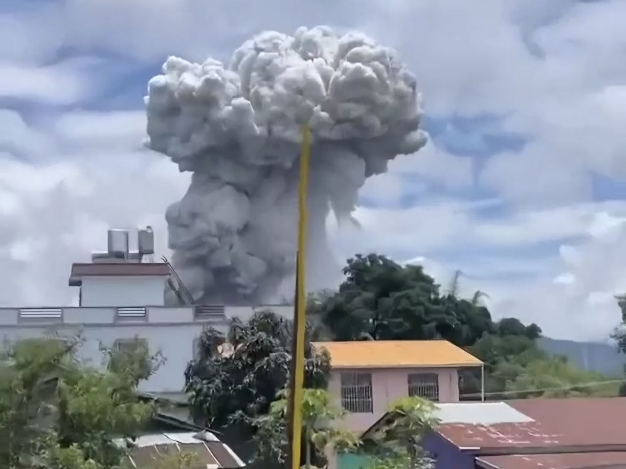 ミャンマーで爆発、数十人死亡 民族武装組織が保管の爆発物