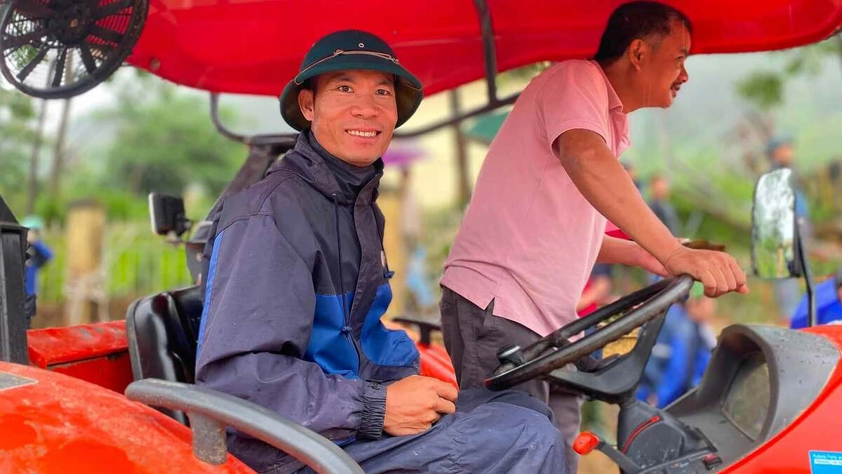 Farmer Couple Drives Tractor to Aid Flood Victims, Highlighting Community Bonds