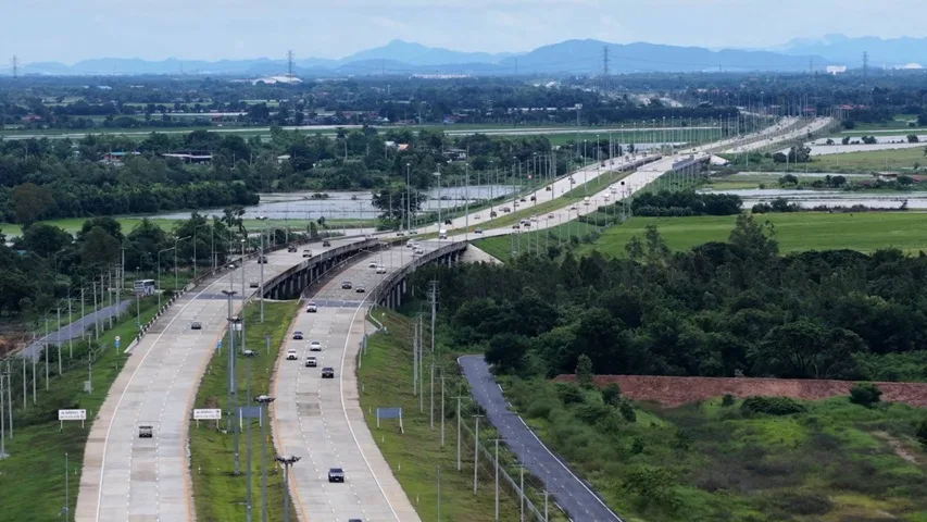 Thailand's M6 Motorway Sees Over 170,000 Vehicles Use Free Section to Avoid Floods
