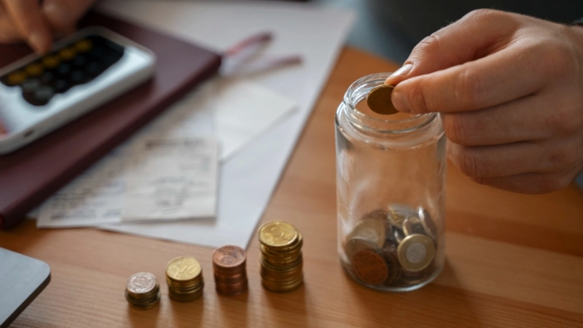 Indonesian Savings Plummet: Average Balance Drops to Rp 1.67 Million in 13 Years