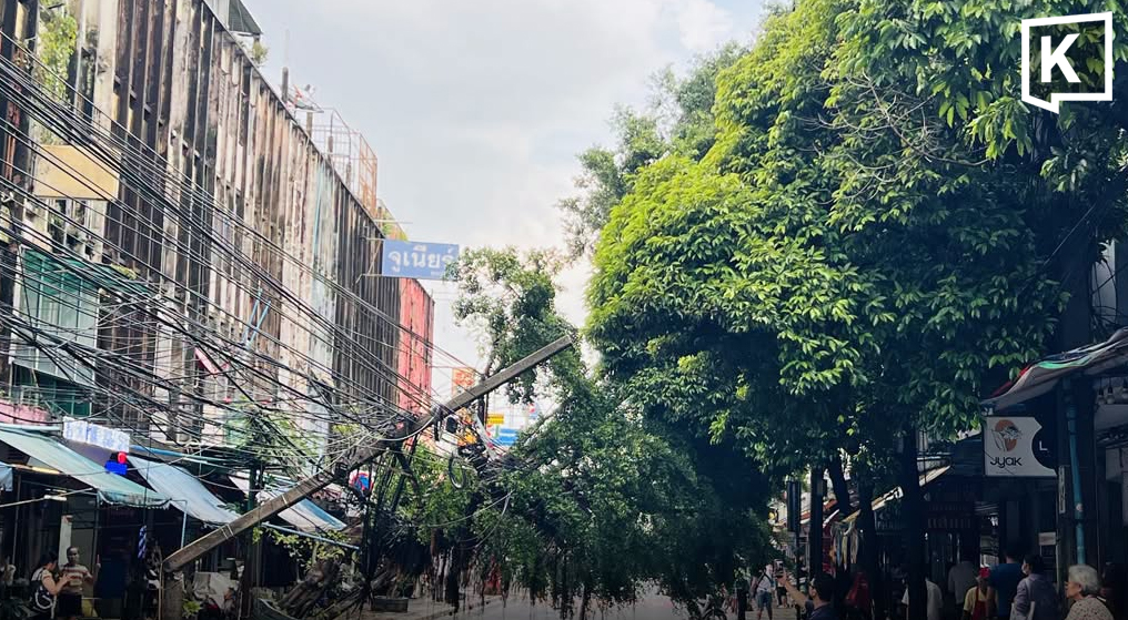 Power Pole Collapses in Bangkok Amidst Strong Winds and Heavy Rain, Causing Outage