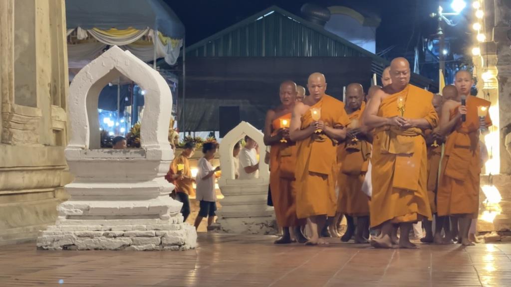 タイ、ヴィサカブジャ祭で仏教徒が寺院に集結