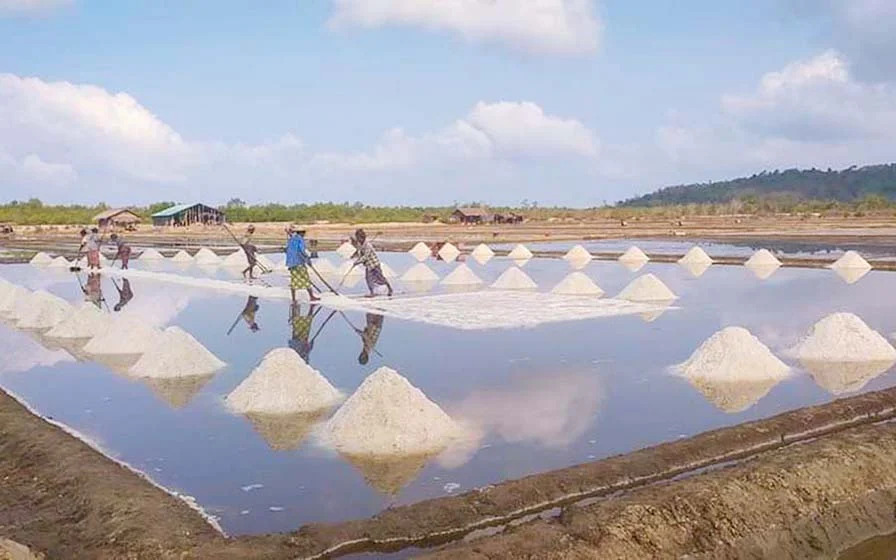 Salt Traders Face Losses as Myanmar's Mon State Prices Plunge