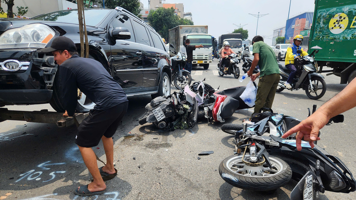 ホーチミン市、信号待ちのバイク列に車が突っ込む - 2人重傷