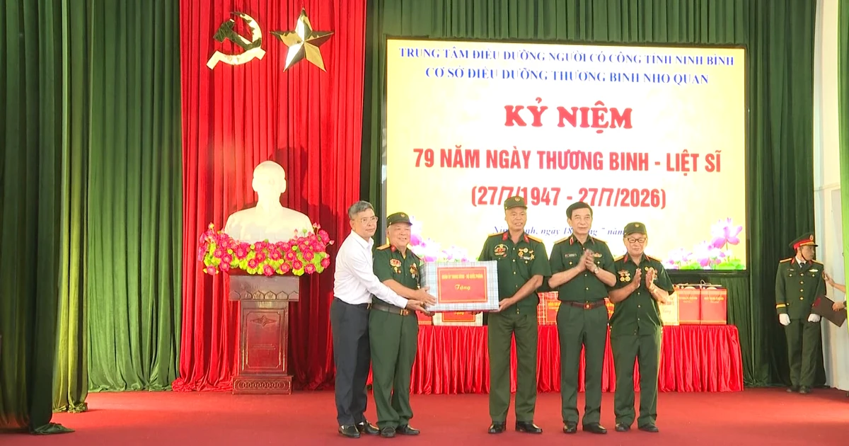 Defense Minister Visits War Invalids' Care Center