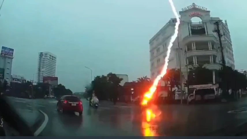 Woman Seriously Injured by Lightning Strike While Riding Motorcycle in Central Vietnam