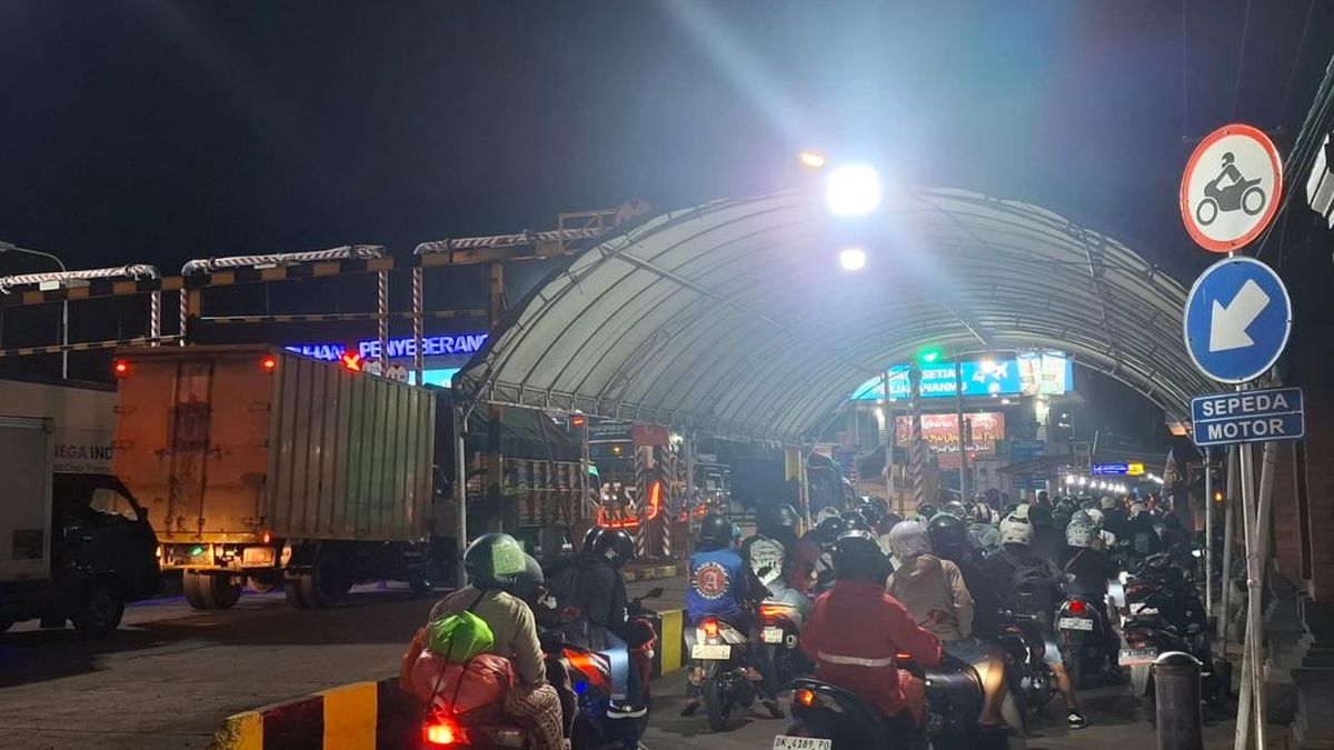 Gilimanuk Port in Bali Faces 950-Meter Traffic Jam Ahead of Idul Adha