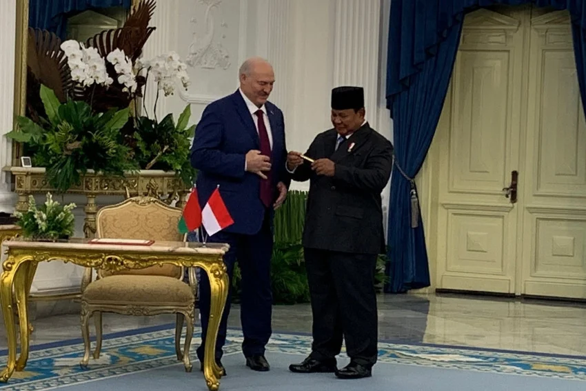 Indonesian Defense Minister Prabowo Receives 'Golden Pen' from Belarusian President