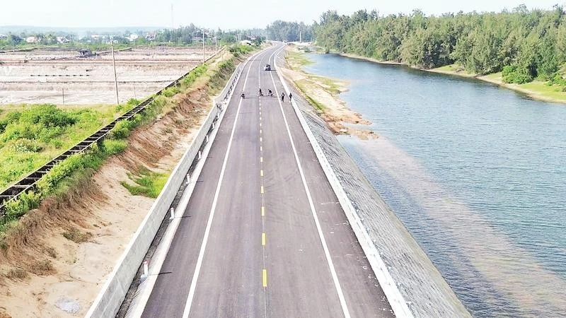 ベトナム沿岸開発の鍵、クアンガイ省の海岸道路建設進む