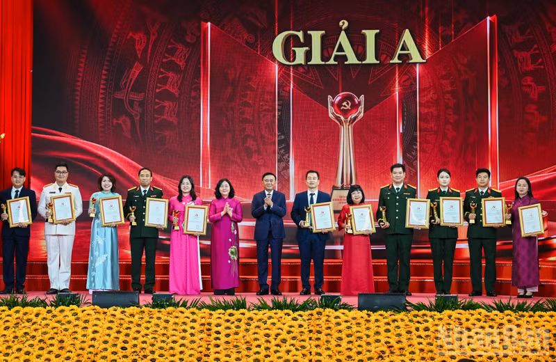 Vietnam Holds Award Ceremony for Party's Ideological Foundation Protection Contest