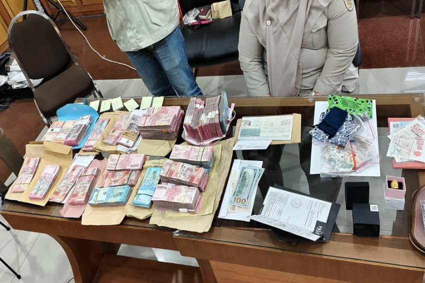 Indonesian Anti-Corruption Commission Finds Foreign Currency During Raid on East Java Land Office