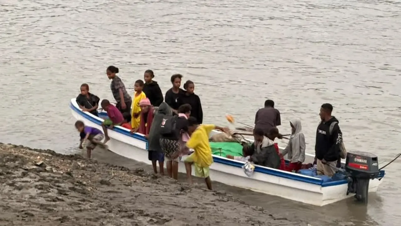 104 Residents Flee Papua District Amid Armed Group Activity, Health Facility Allegedly Burned