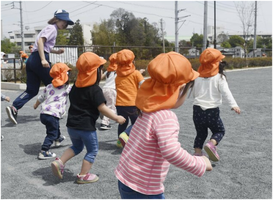 日本の子どもの人口が45年連続減少、過去最低の1,329万人に