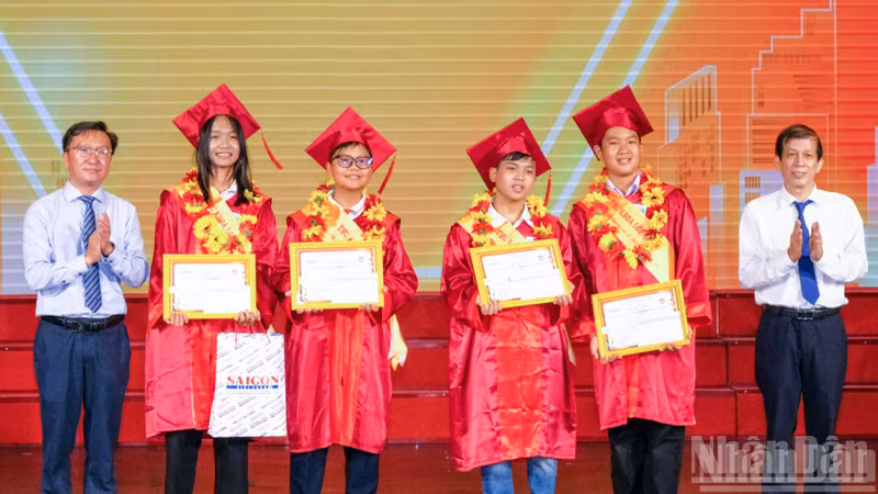 Vietnam Honors Outstanding Students at Le Quy Don Award Ceremony