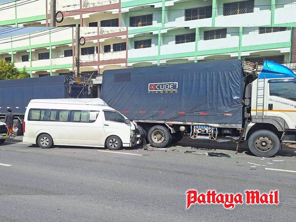 15 Injured as Van Slams Into Truck on Khon Kaen Highway