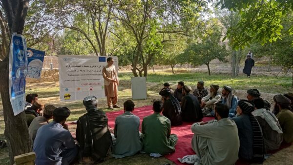 EUのアフガニスタン戦略、人道支援と現実主義の間で揺れる