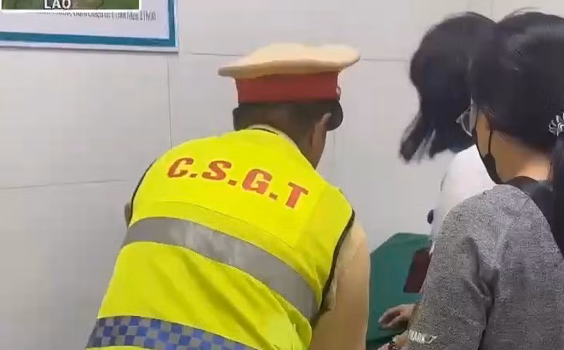Dien Bien Police Swiftly Assist Critically Ill Child to Hospital
