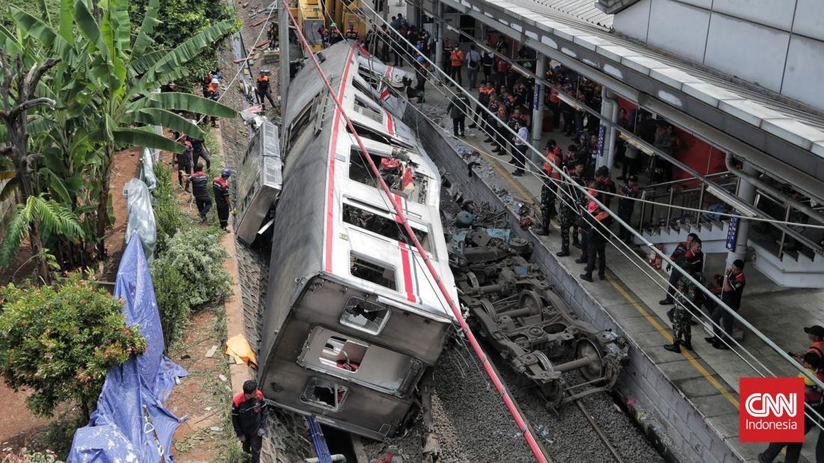 ベカシ鉄道事故、警察は踏切でのタクシー衝突を、KNKTは駅構内列車事故を捜査