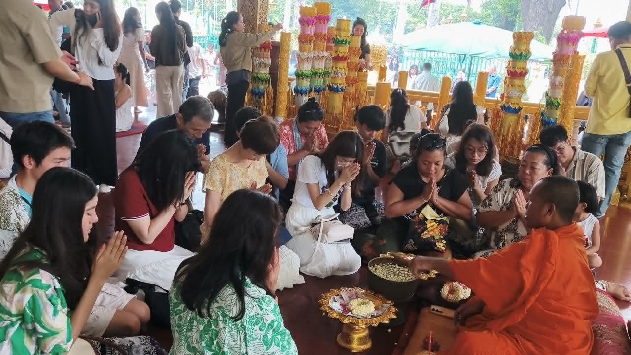 カンボジア高校卒業試験目前、若者らがアンコール遺跡群の聖地で合格祈願
