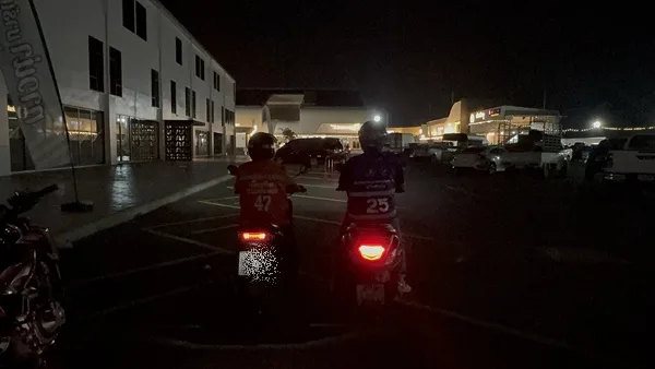 パタヤ市長、夜間ランニング用「青いシャツ」に疑問提起「オレンジがより安全」