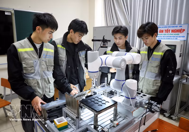 Vietnam to Award 1,500 Full Scholarships for Strategic Technology Training Abroad