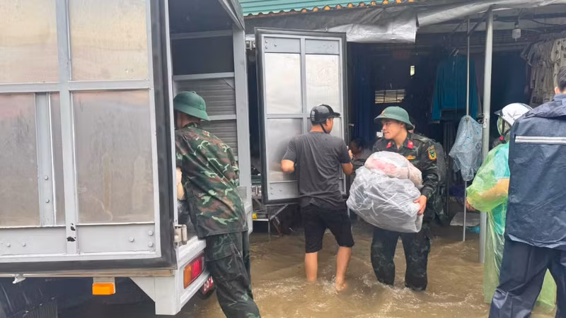 Lang Son Market Flooded Due to Typhoon No. 4, Vendors Receive Emergency Support